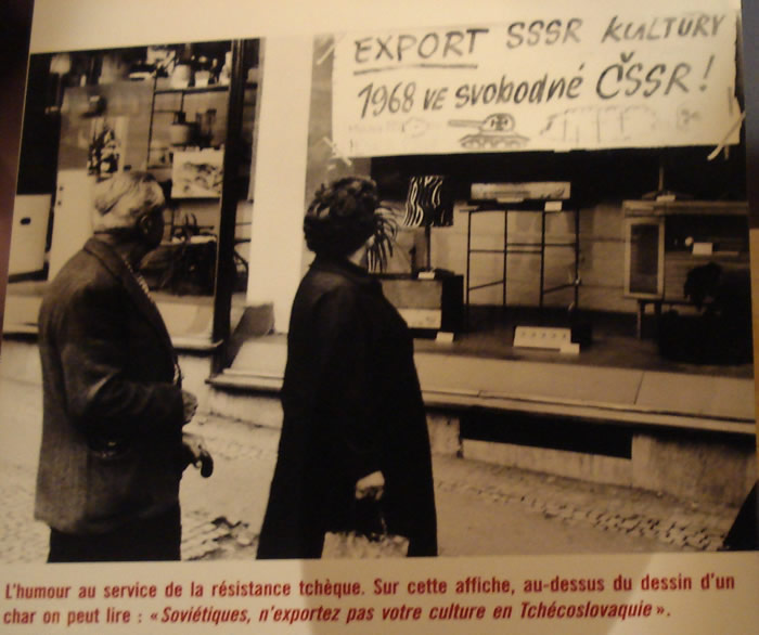fotografia realizada durante la visita al Museo Memorial de la IIGM, Caen cartell en una botiga